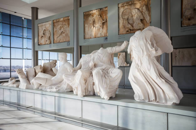 Estátuas antigas preservadas em museu protegido da alta umidade