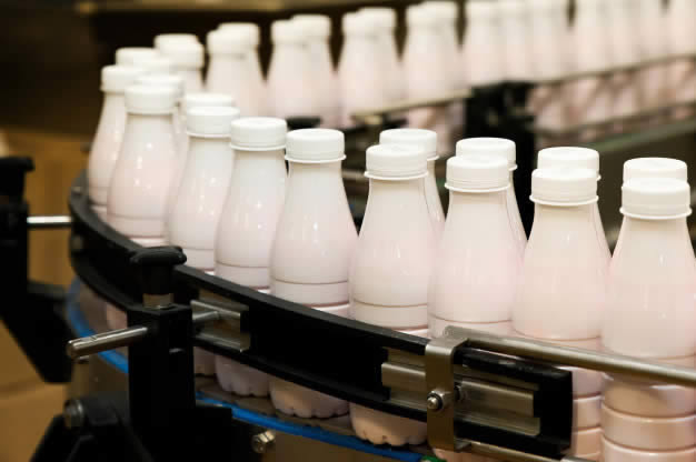Linha de produção de leite em indústria de laticínios