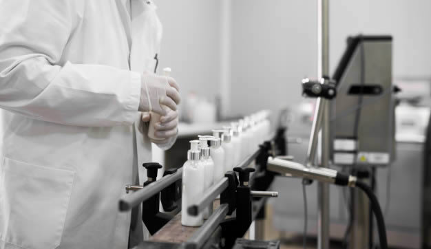 Trabalhador atuando em linha de produção de cosméticos com umidade controlada