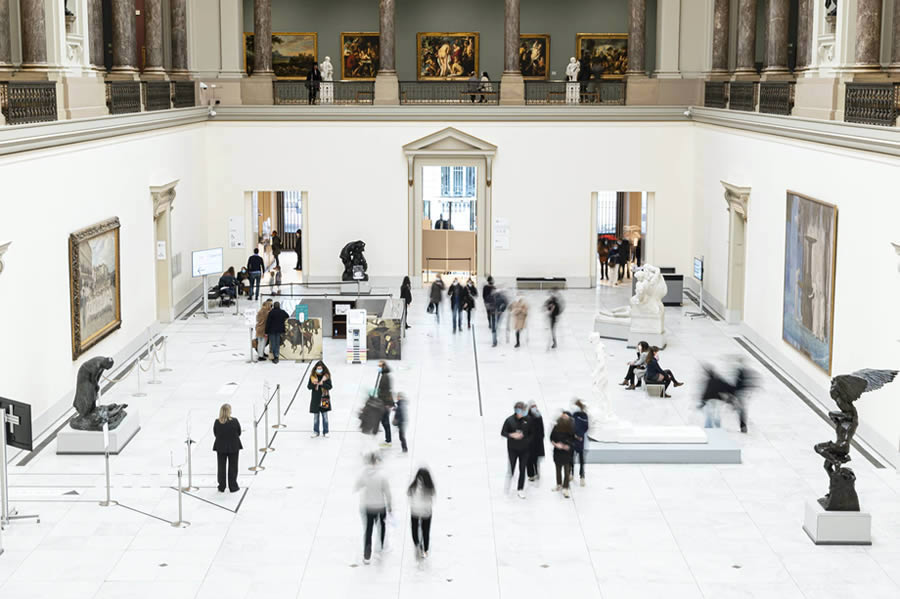 Museu de arte com grande fluxo de pessoas