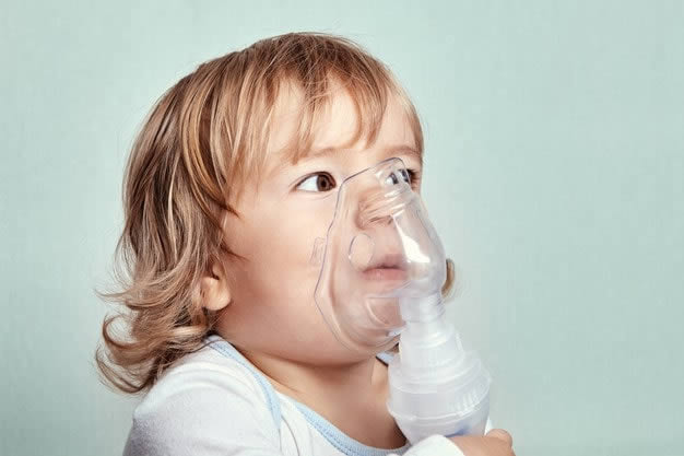 Bebe usando um inalador para tratar crises de bronquite