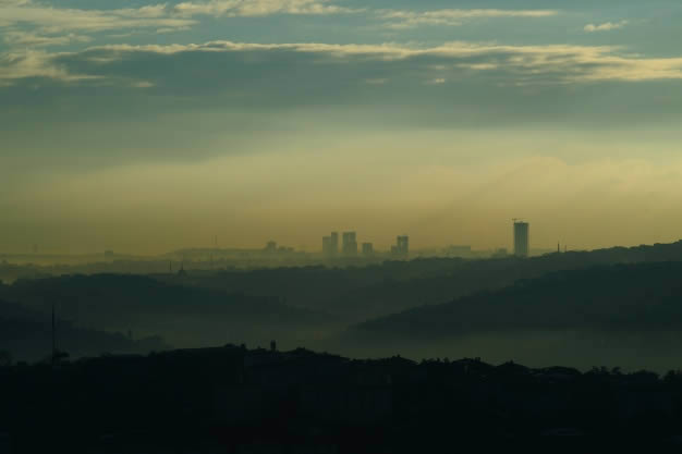 Vista de cidade com ar poluído