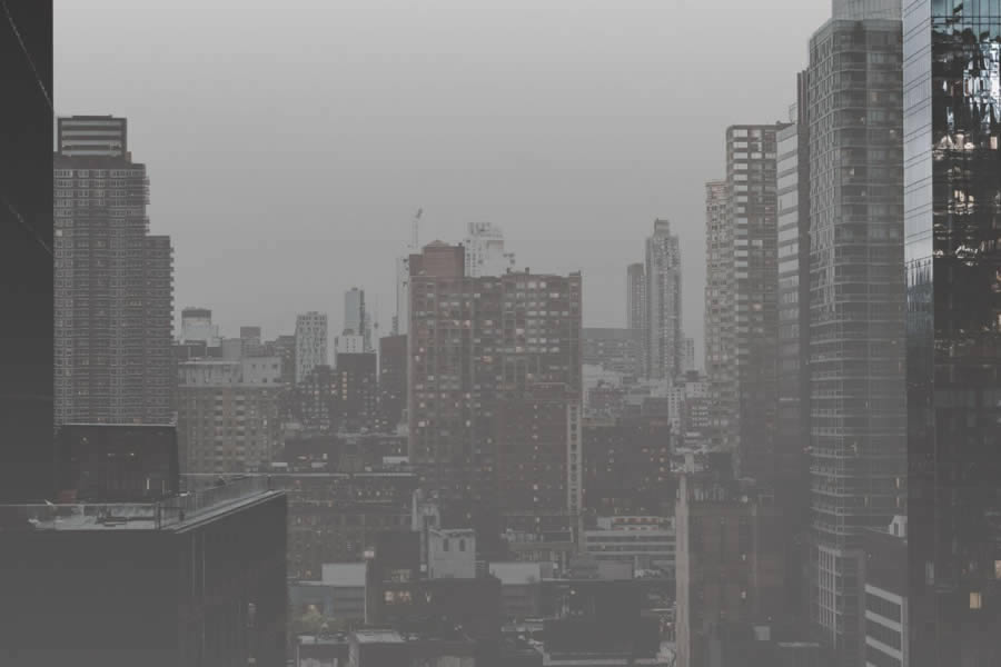 Vista de uma cidade com céu cinza visivelmente afetada pela poluição atmosférica