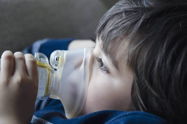 Criança fazendo inalação devido à doença respiratória