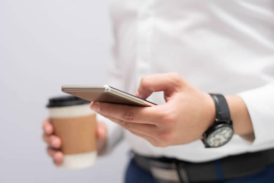 Engenheiro acompanhando alertas de monitoramento do sistema supervisório