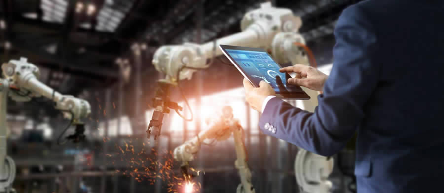 Engenheiro monitorando indústria através de sistema supervisório
