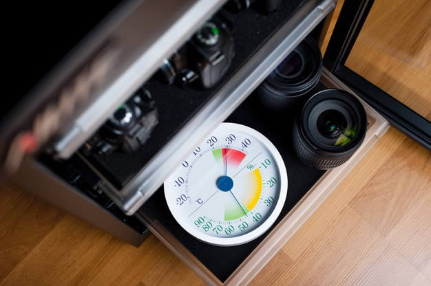 Estúdio fotográfico utilizando de um termo-higrômetro analógico para monitorar a umidade