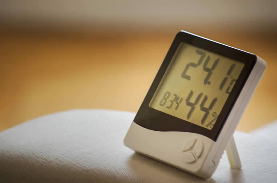 Um higrômetro mostrando uma temperatura de 24,1º e umidade de 44%