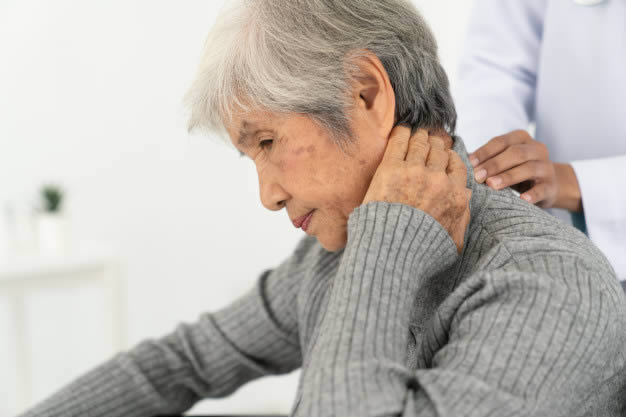 Mulher idosa com dores no pescoço devido à meningitite