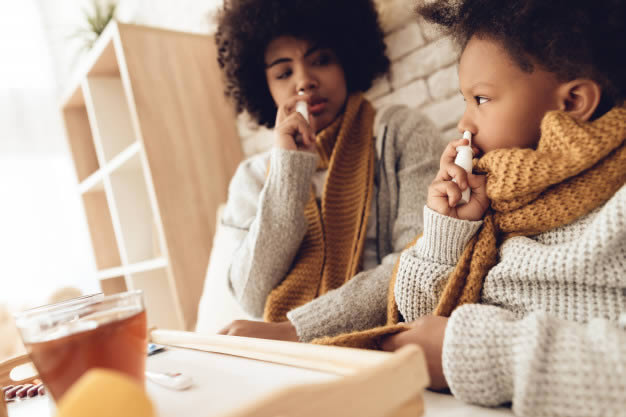 Mãe e filha fazendo lavagem nasal com spray