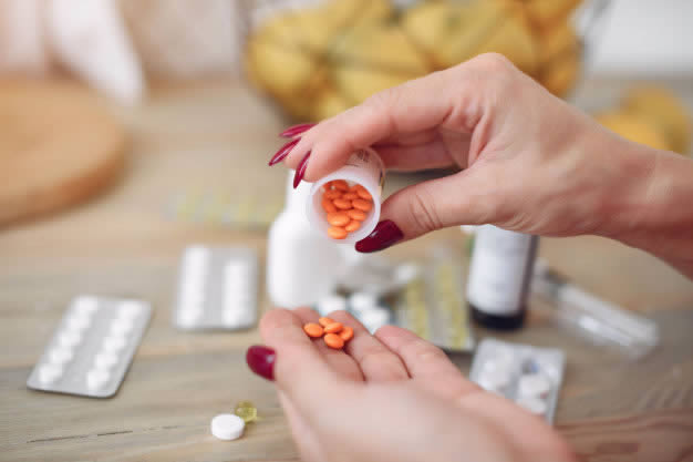 Mãos segurando medicamento para tratamento de alergia