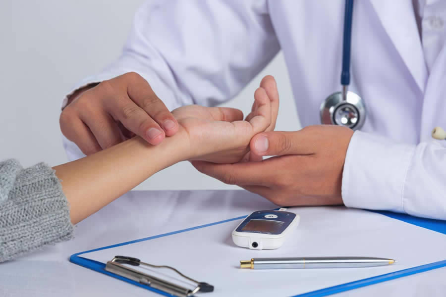 Médico avaliando paciente que sofre com problemas causados pela poluição