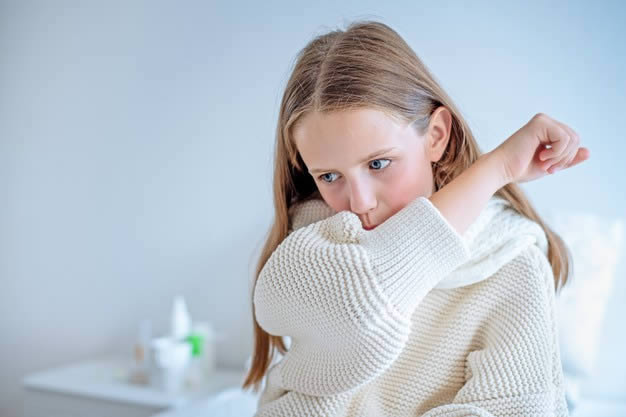 Menina tossindo devido à alergia a mofo