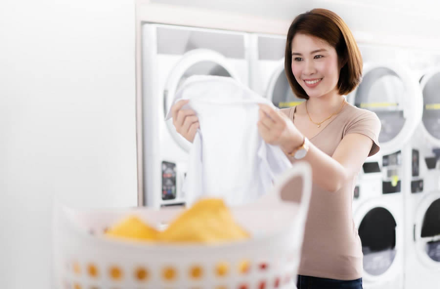 Mulher olhando para camisa branca