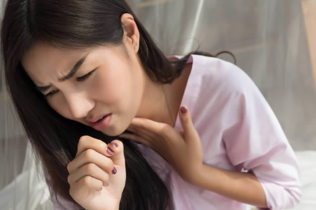 Mulher tossindo com tuberculose bacteriana
