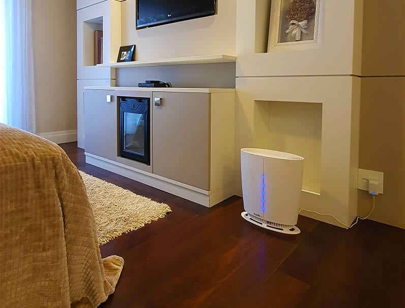 Purificador de ar Purifik Air em funcionamento no quarto