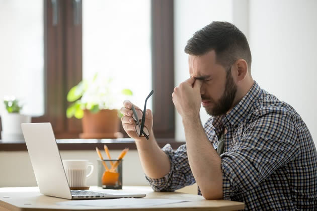 Homem com dor de cabeça dentro de edifício doente