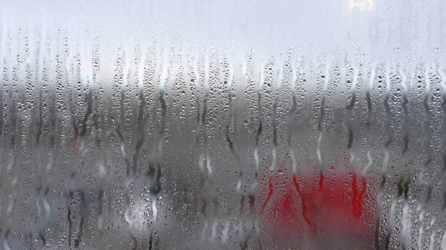 Condensação em vidro devido à alta umidade responsável por mofo